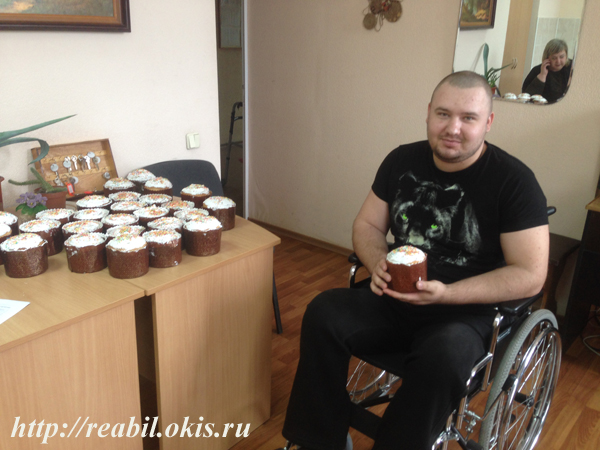 фото инвалида который держит пасху в Луганске