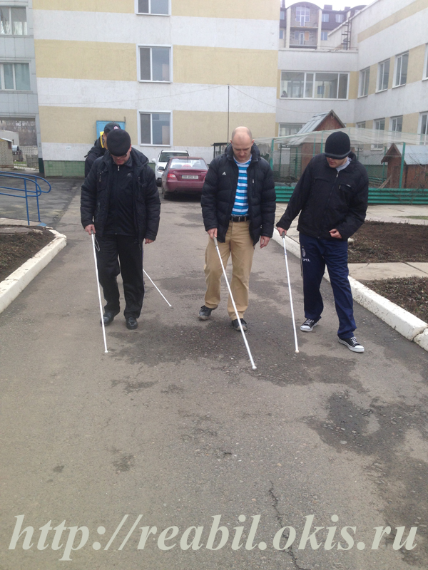 люди с плохим зрением проходят тренинг в Луганском центре реабилитации
