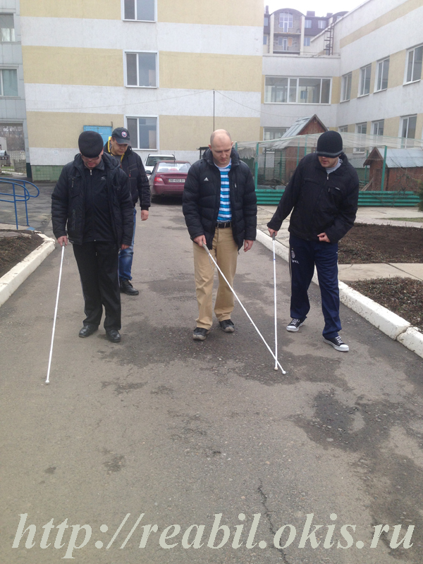 люди с плохим зрение учатся ходить в Луганском Центре реабилитации