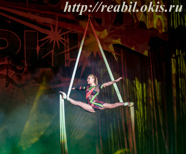 гимнастка на арене Луганского цирка