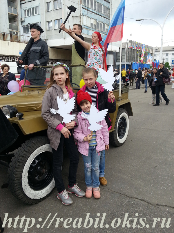 символ первого мая на параде в Луганской Народной Республике