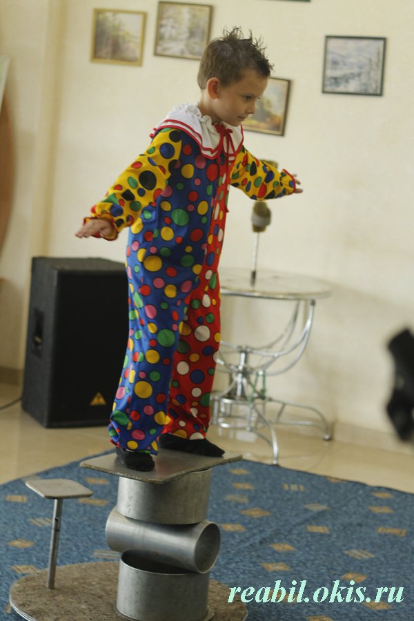 молодые циркачи в Луганском центре реабилитации