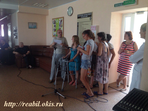 часы в фое Центра комплексной реабилитации инвалидов в Луганске