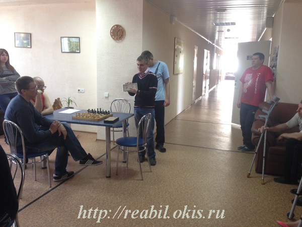 лекция по шахматам которая проходит в Центре реабилитации инвалидов города Луганска