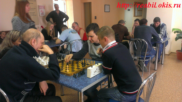 учится играть в шахматы ни когда не поздно, это решили для себя Луганчане