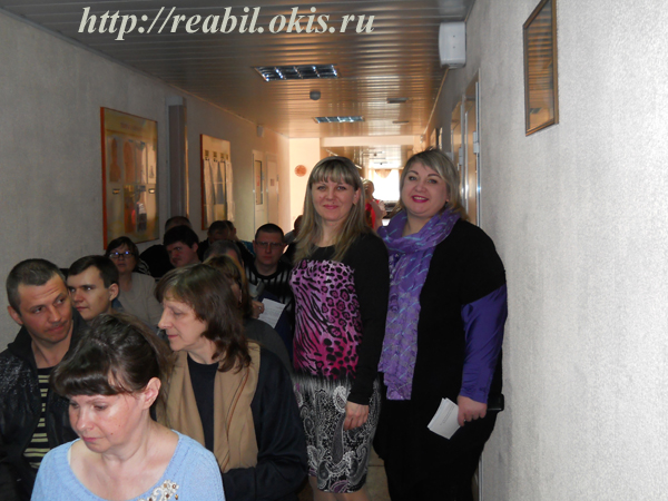 в коридоре Луганского центра реабилитации информационный час