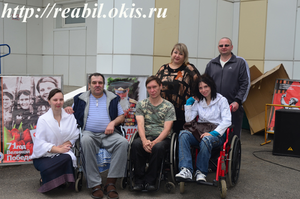 фото возле входа в Центр комплеексной реабилитации инвалидов