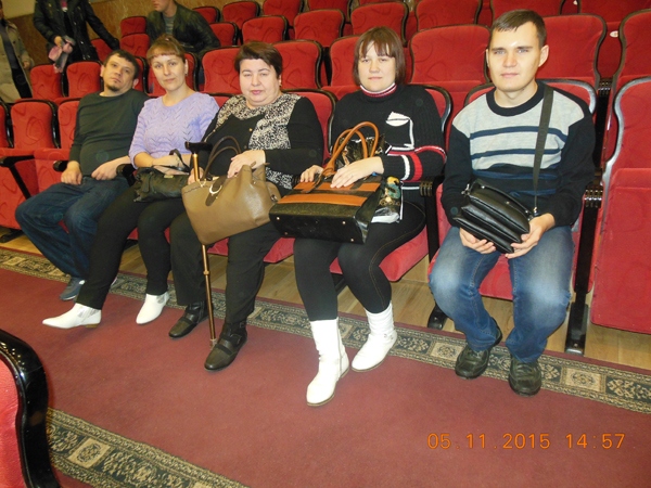 учащиеся Луганского центра реабилитации инвалидов в концертном зале