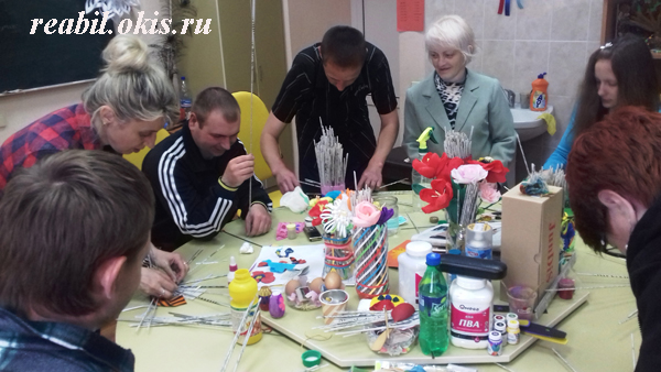 в ГУ ЛНР «Центр комплексной реабилитации инвалидов» состоялся творческий мастер-класс по плетению изделий из бумажной лозы