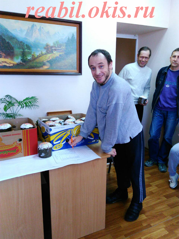 выдача куличей в Луганском Центре реабилитации инвалидов